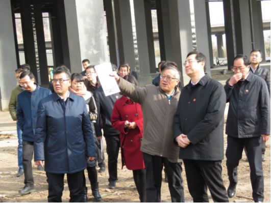 省委常委、西寧市委書記王曉在青海省物產(chǎn)集團(tuán)總公司黨委書記、總經(jīng)理王玉輝陪同下，深入青海物產(chǎn)朝陽物流園區(qū)。